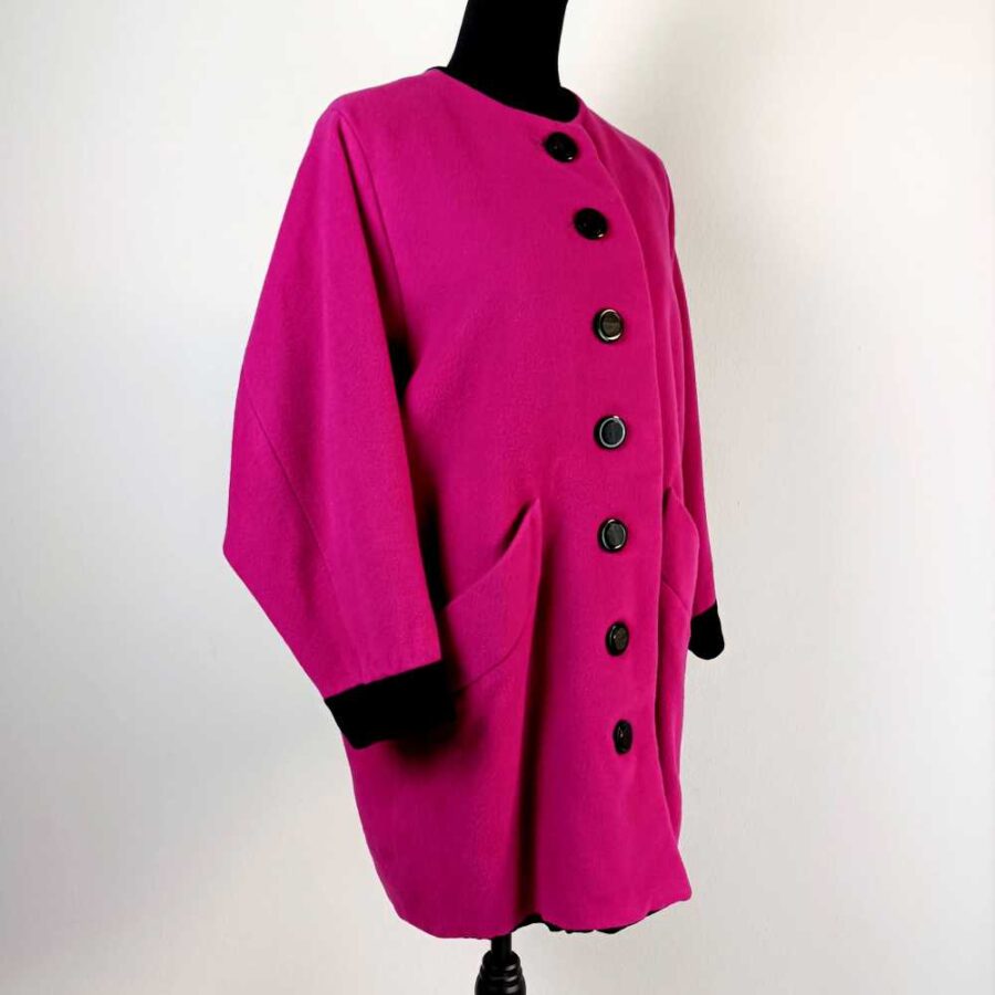 cappotto rosa con bottoni neri