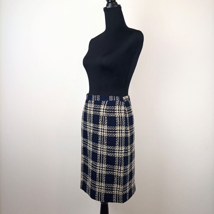 Tailleur tartan blu vintage con bottoni gioiello - immagine 5