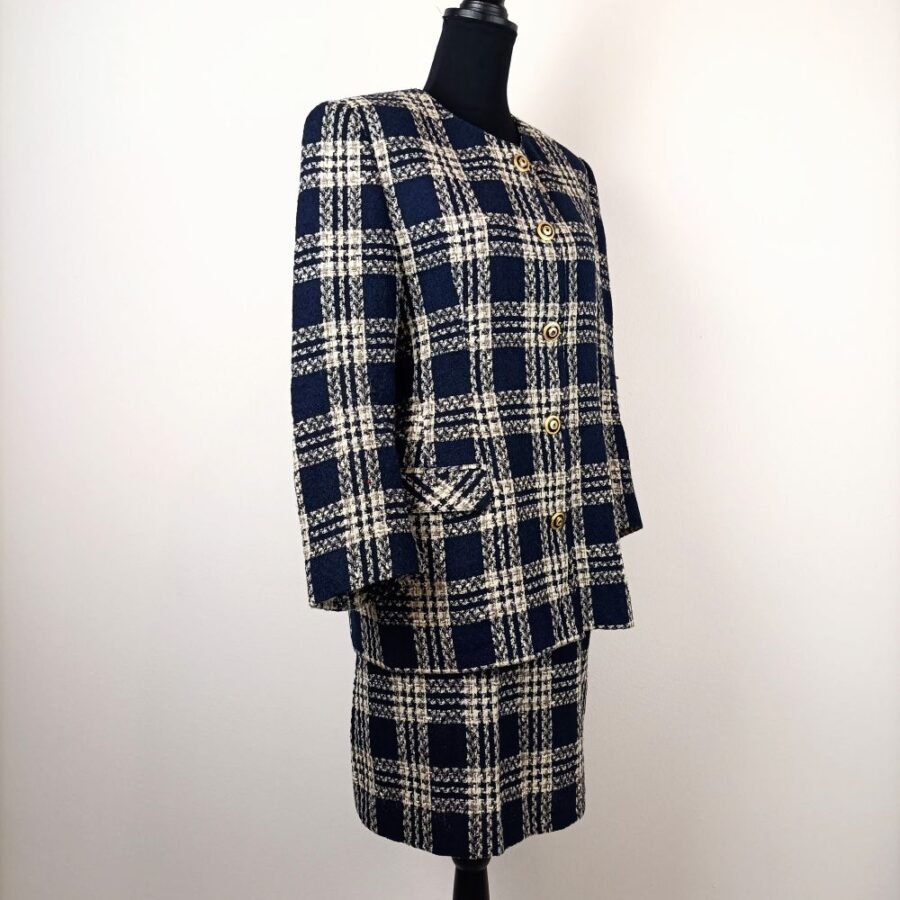 Tailleur tartan blu vintage con bottoni gioiello - immagine 4