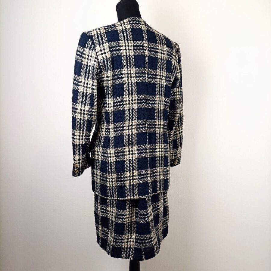 Tailleur tartan blu vintage con bottoni gioiello - immagine 6