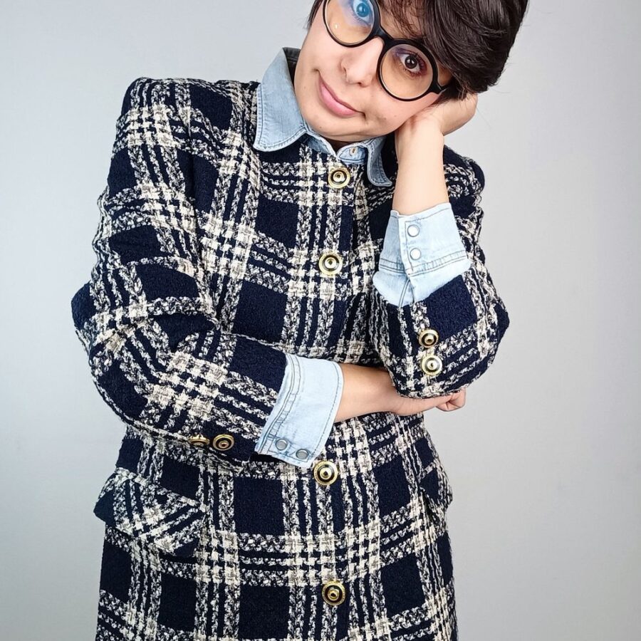 Tailleur tartan blu vintage con bottoni gioiello - immagine 2