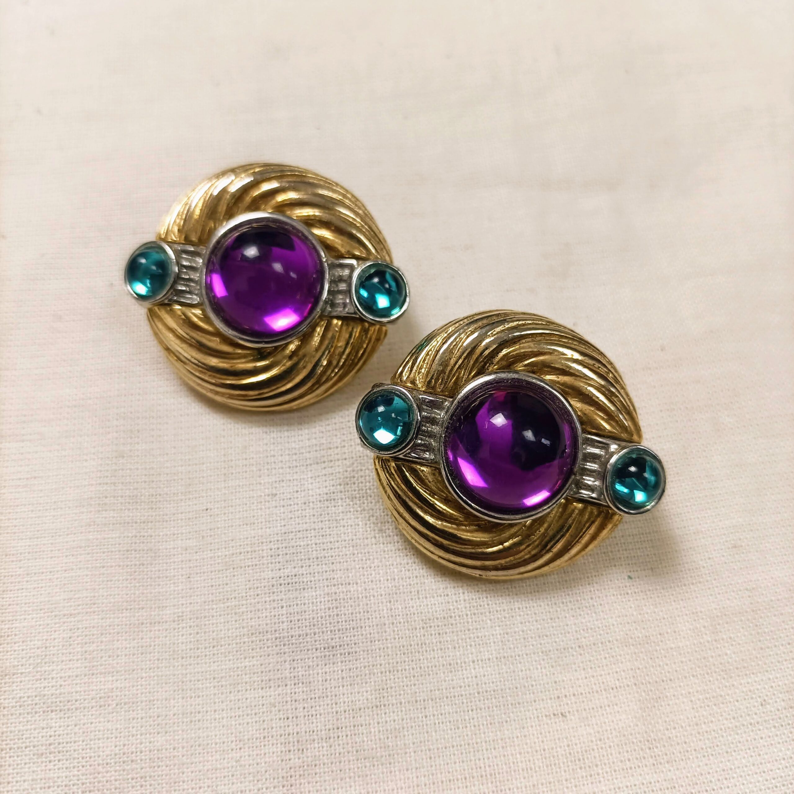 Orecchini vintage con cabochon colorati