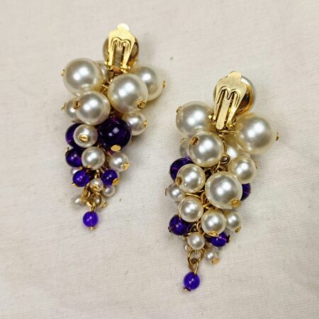 orecchini a grappolo di perle bianche e viola vintage anni 70