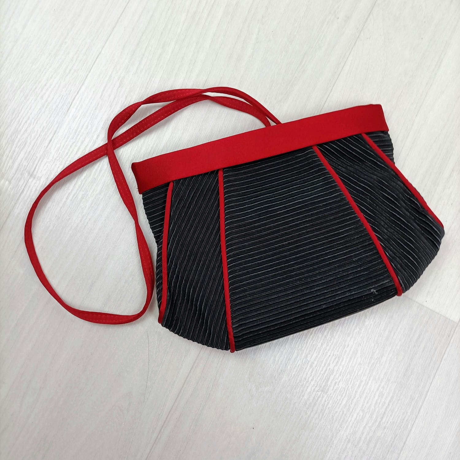 Borsa Ferragamo vintage da sera in raso nero e rosso