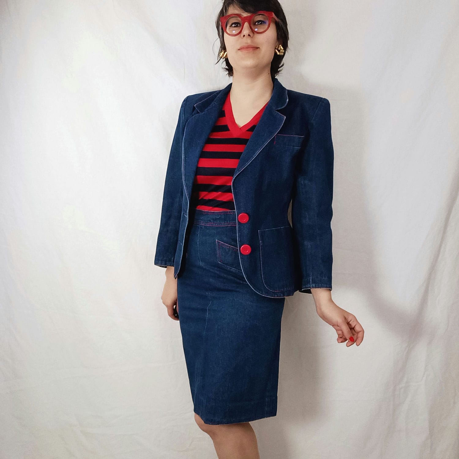 tailleur denim jeans con bottoni rossi