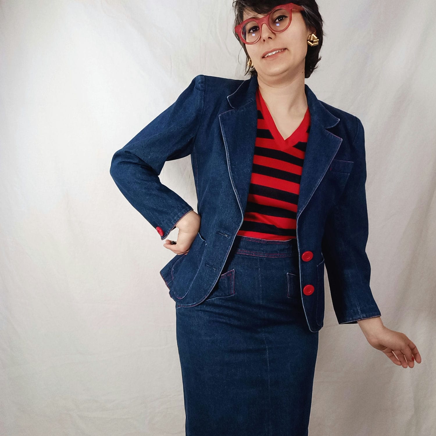 giacca jeans con bottoni rossi