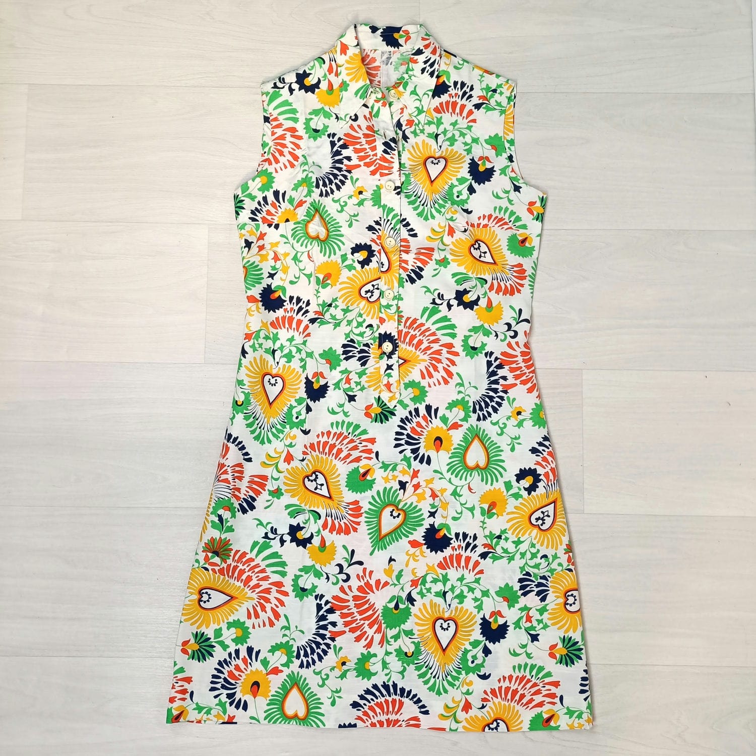 Vestito anni 70 sartoriale bianco con fantasia floreale