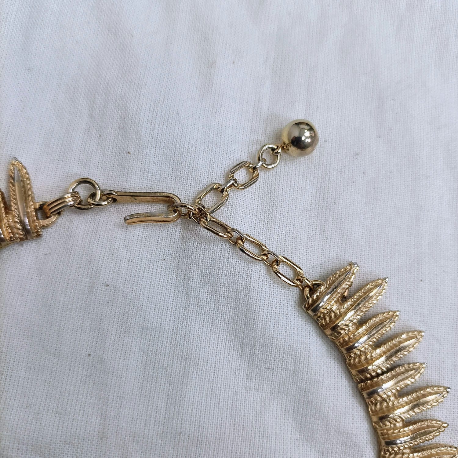 collana vintage dorata anni cinquanta