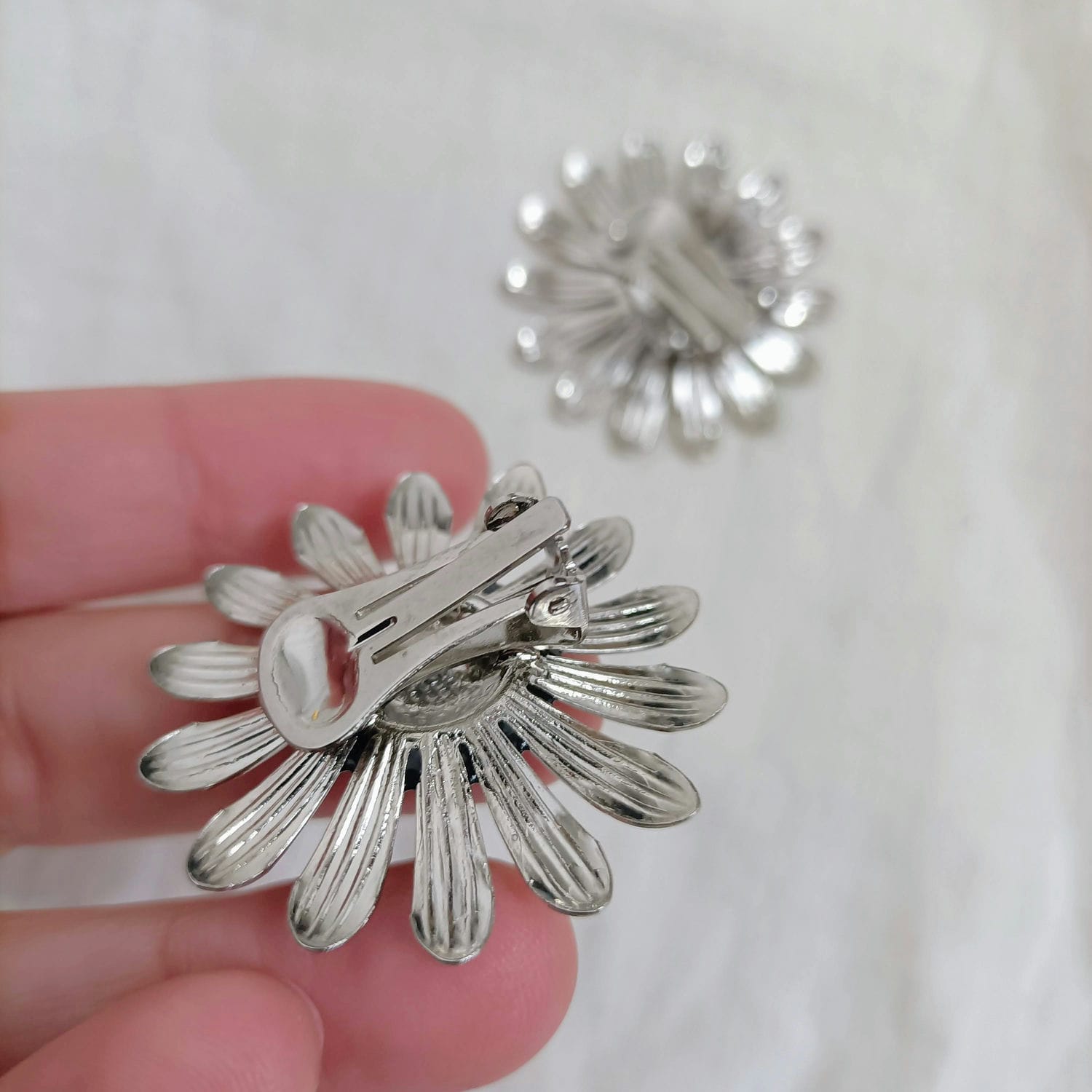 orecchini bianchi e neri