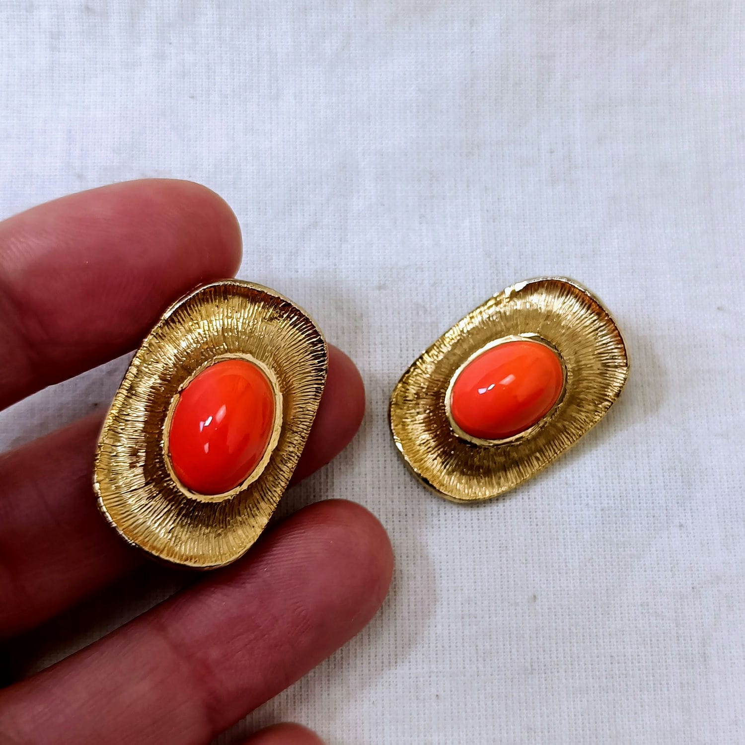 orecchini arancioni e oro