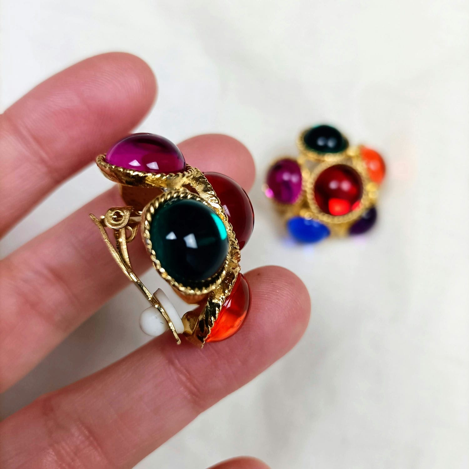 Orecchini vintage con cabochon colorati