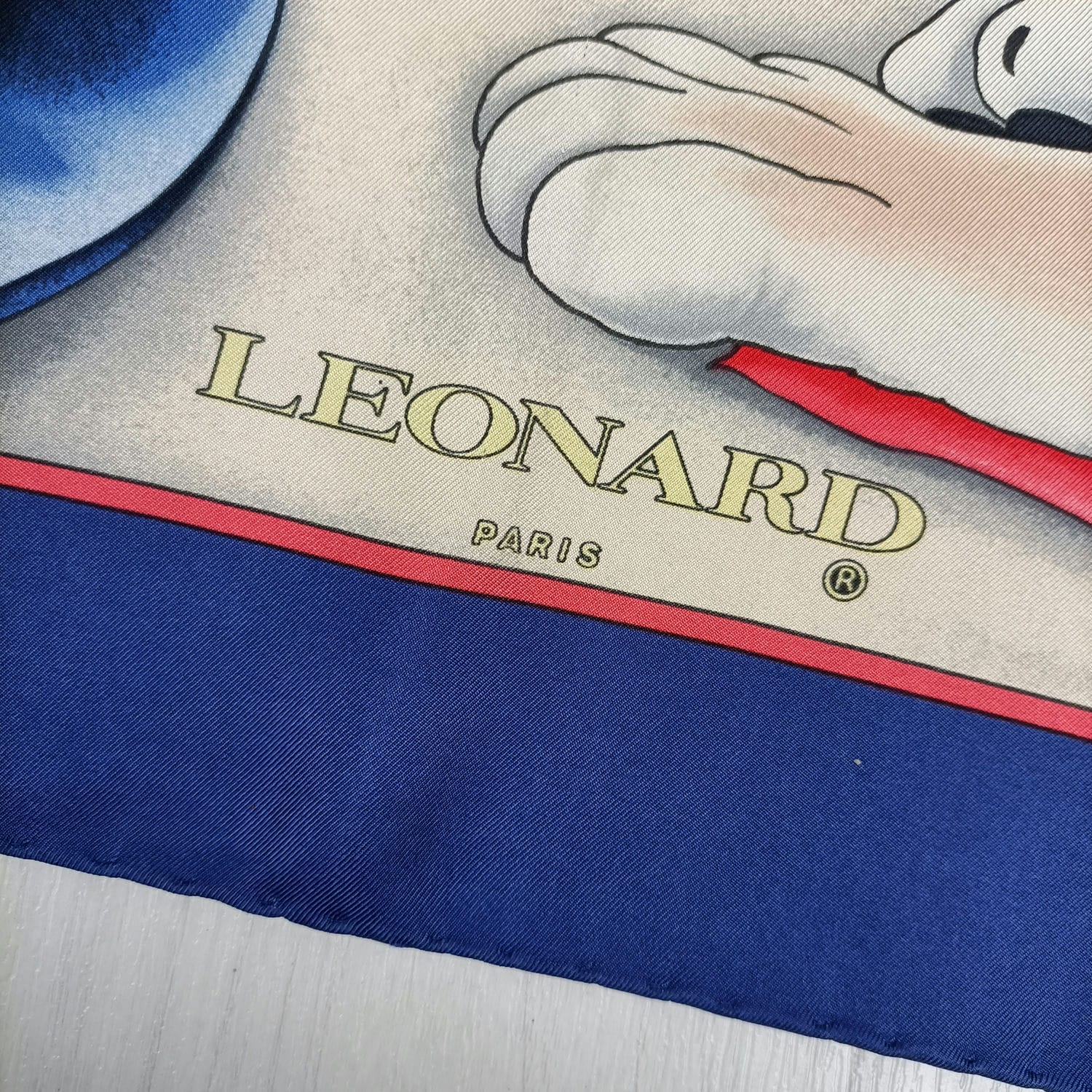 Foulard Leonard con scimmia, pappagallo e tigre bianca albina - immagine 2