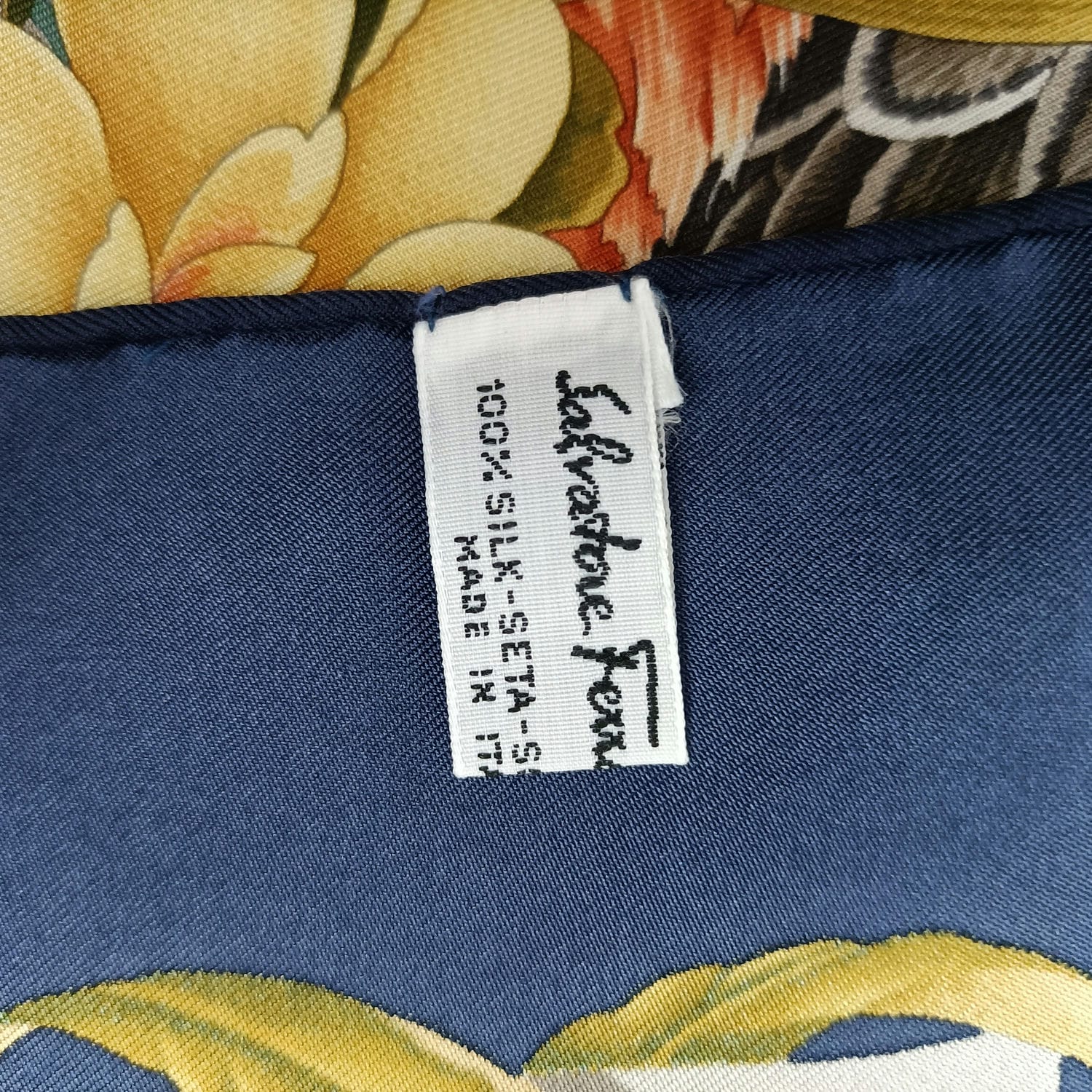 salvatore ferragamo foulard