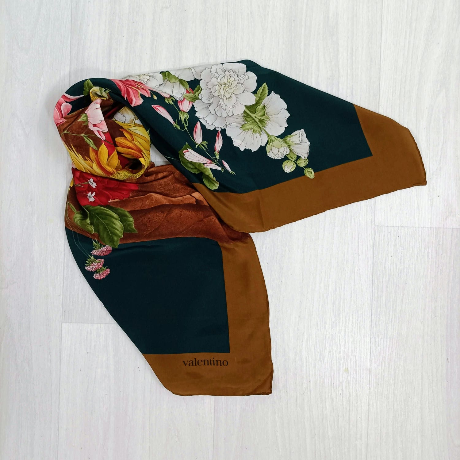 Foulard Valentino vintage con fontana e fiori