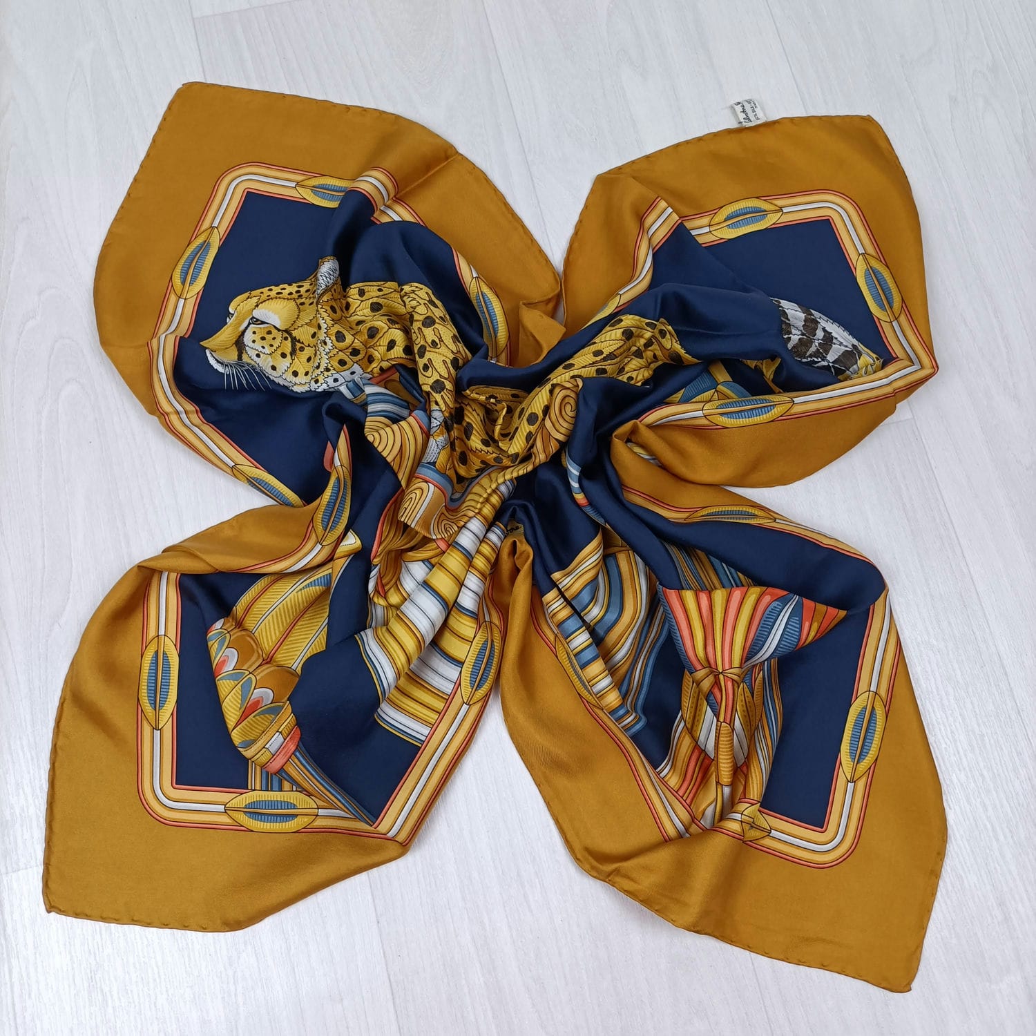 Foulard con leopardo Salvatore Ferragamo