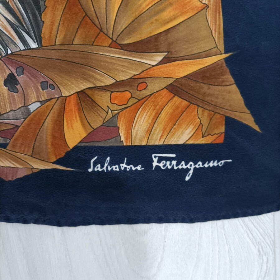 Foulard Ferragamo vintage con fiori e lupo dai toni autunnali