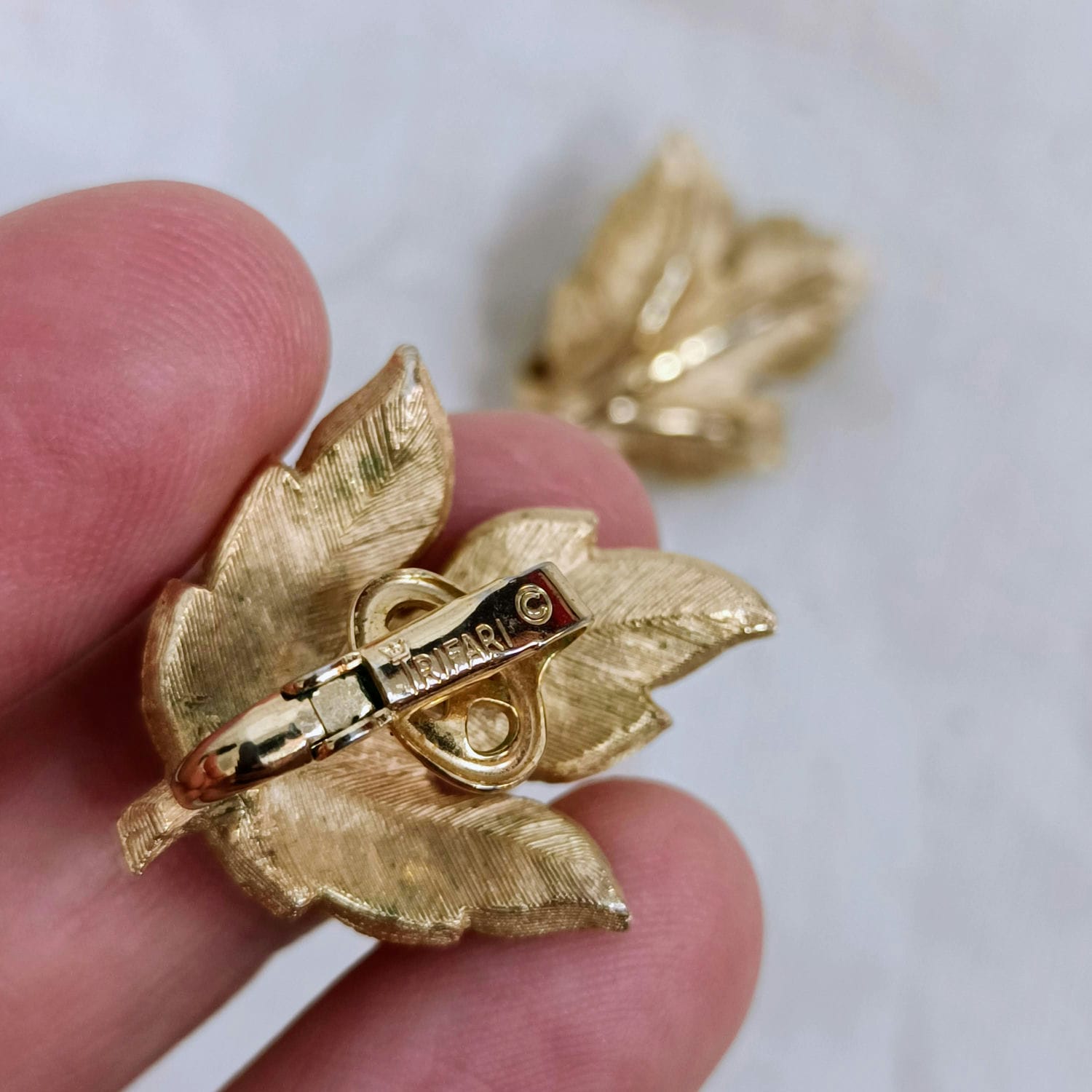 Orecchini a forma di foglia Trifari Crown 1950s