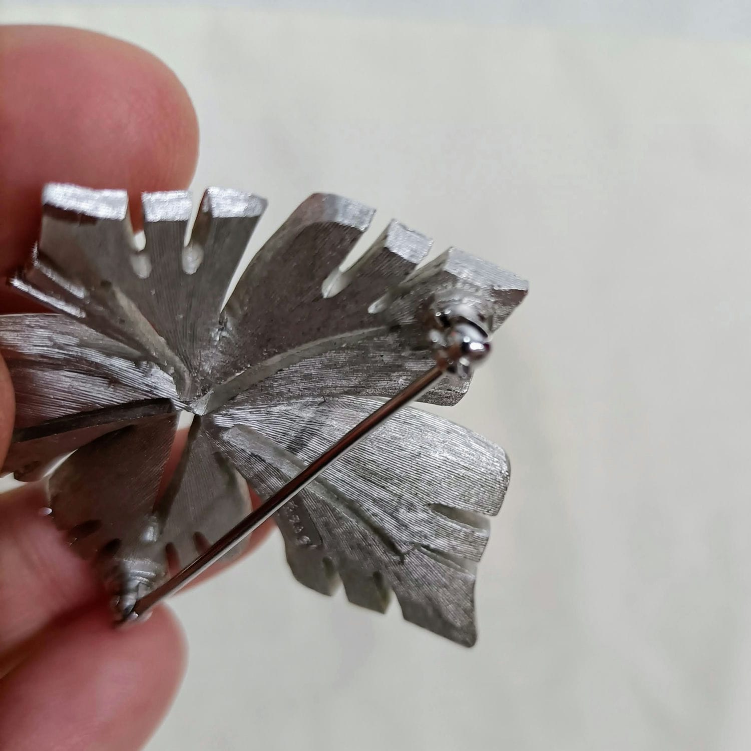 Trifari spilla a forma di foglia