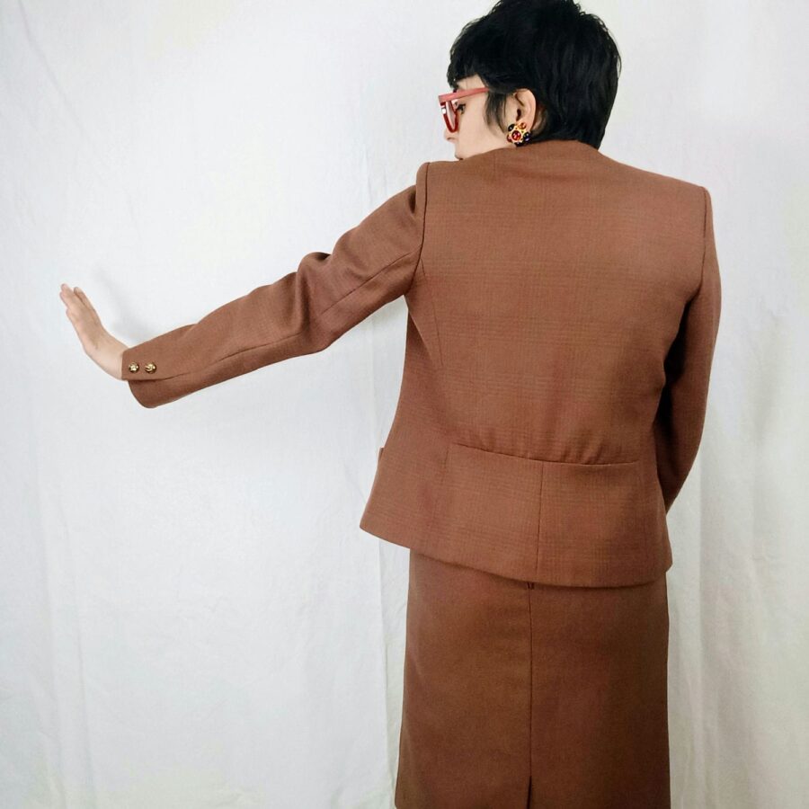 tailleur rosso mattone