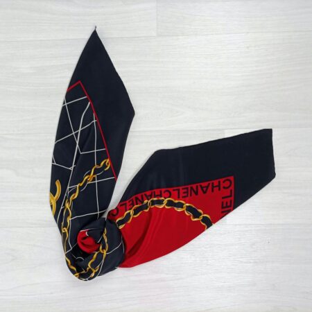 Chanel foulard nero e rosso con classic bag