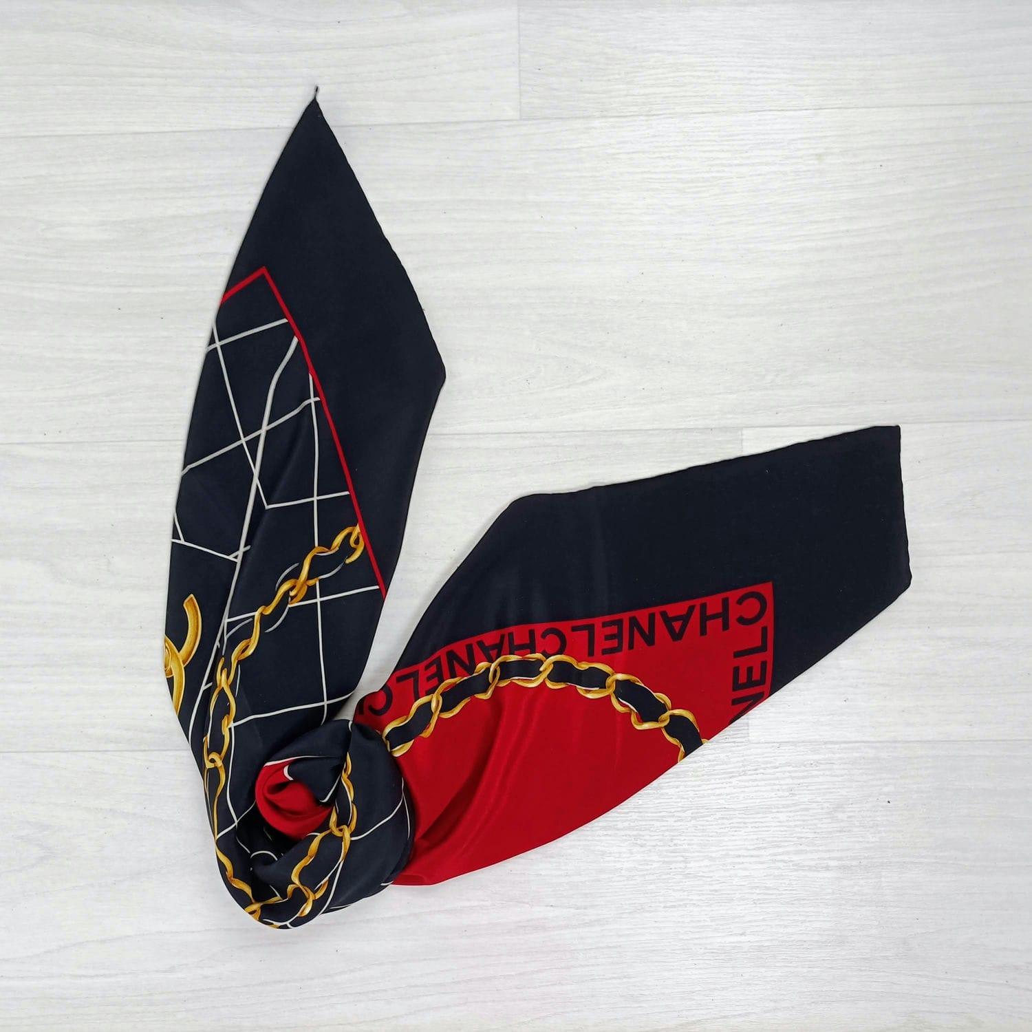 Chanel foulard nero e rosso con classic bag