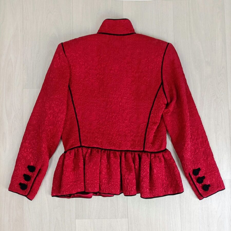giacca rossa con alamari