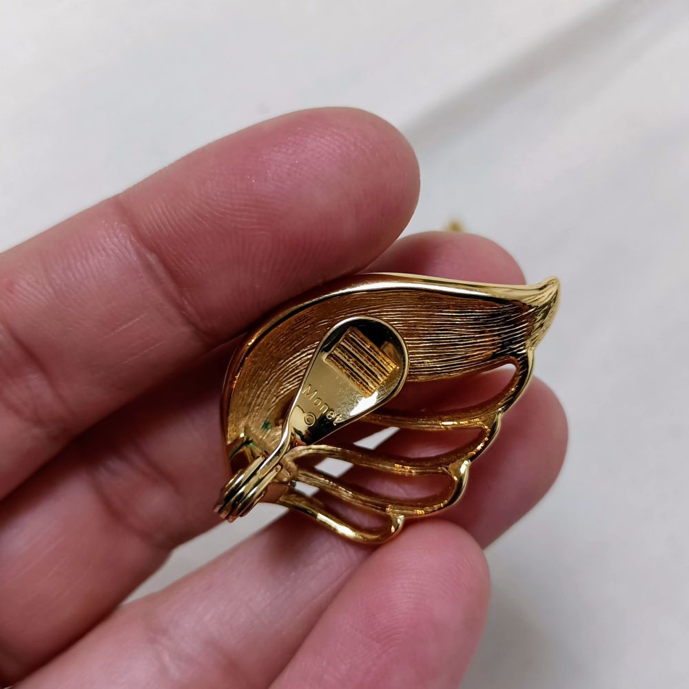 Monet orecchini neri e dorati a forma di ali 1970s