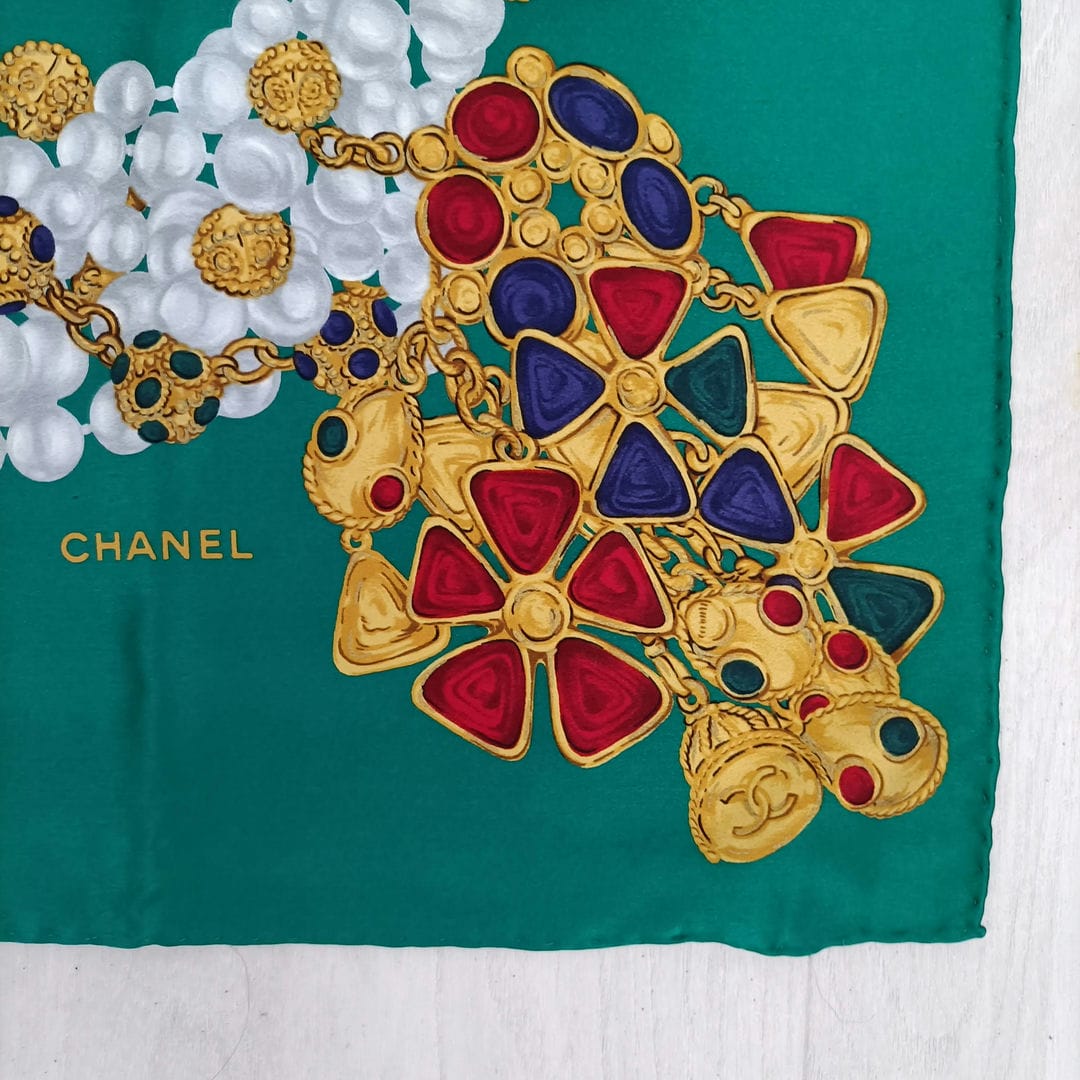 Foulard Chanel con gioielli verde smeraldo