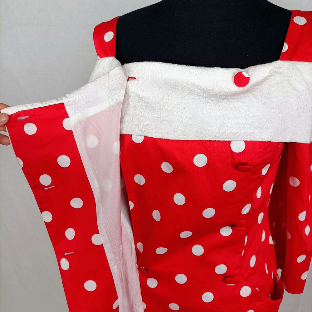 Vestito rosso con pois bianchi