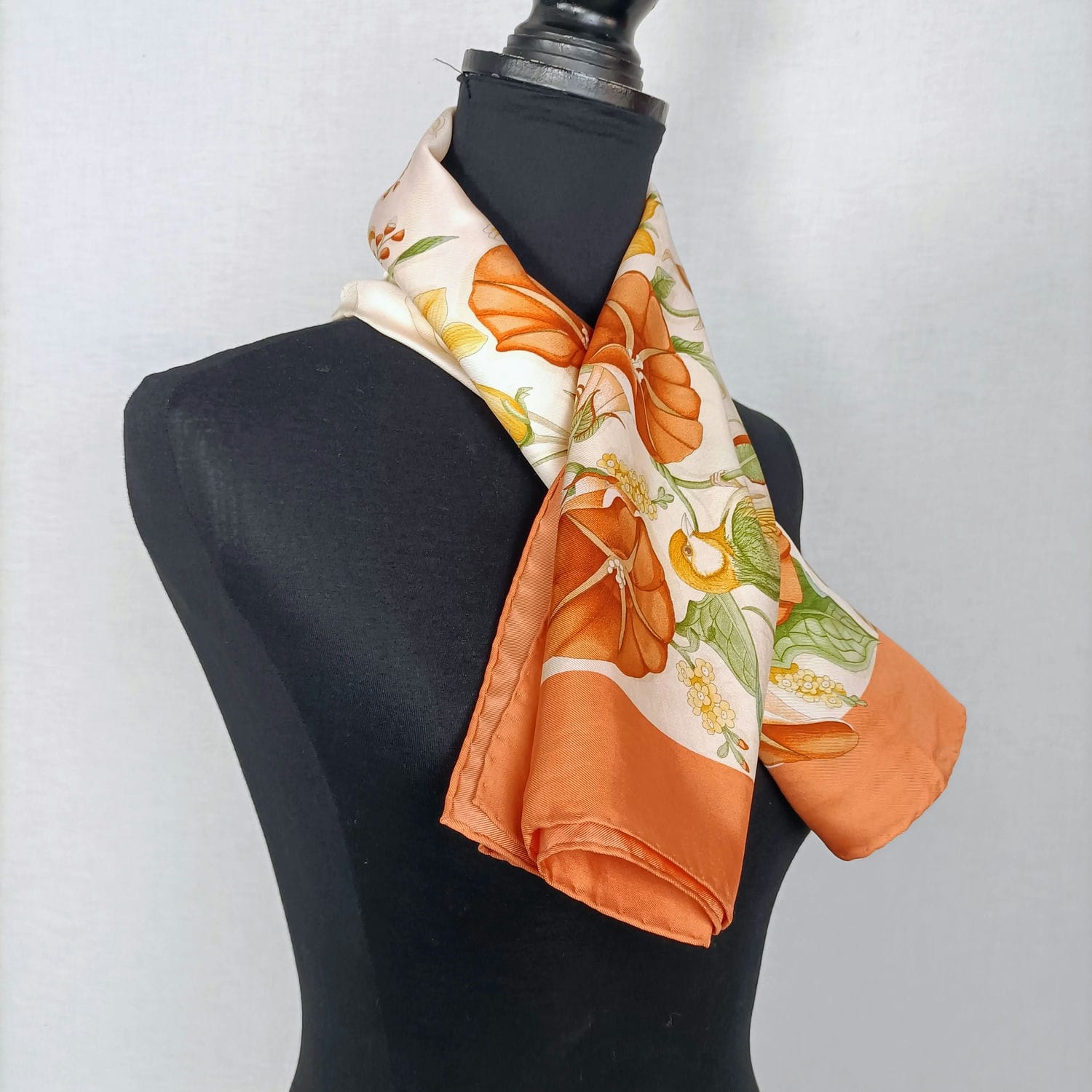 Foulard arancione a fiori Salvatore Ferragamo - immagine 2