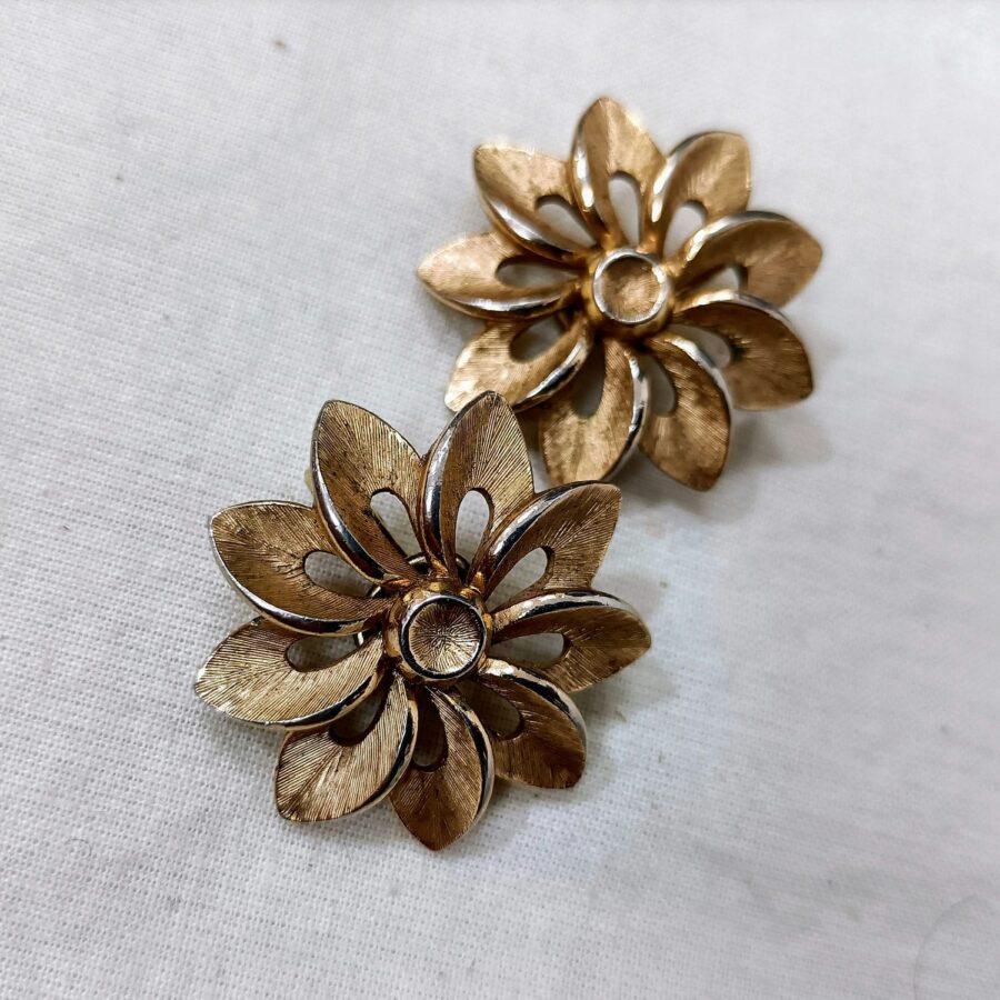 Orecchini a forma di fiore Trifari anni 50 - immagine 4