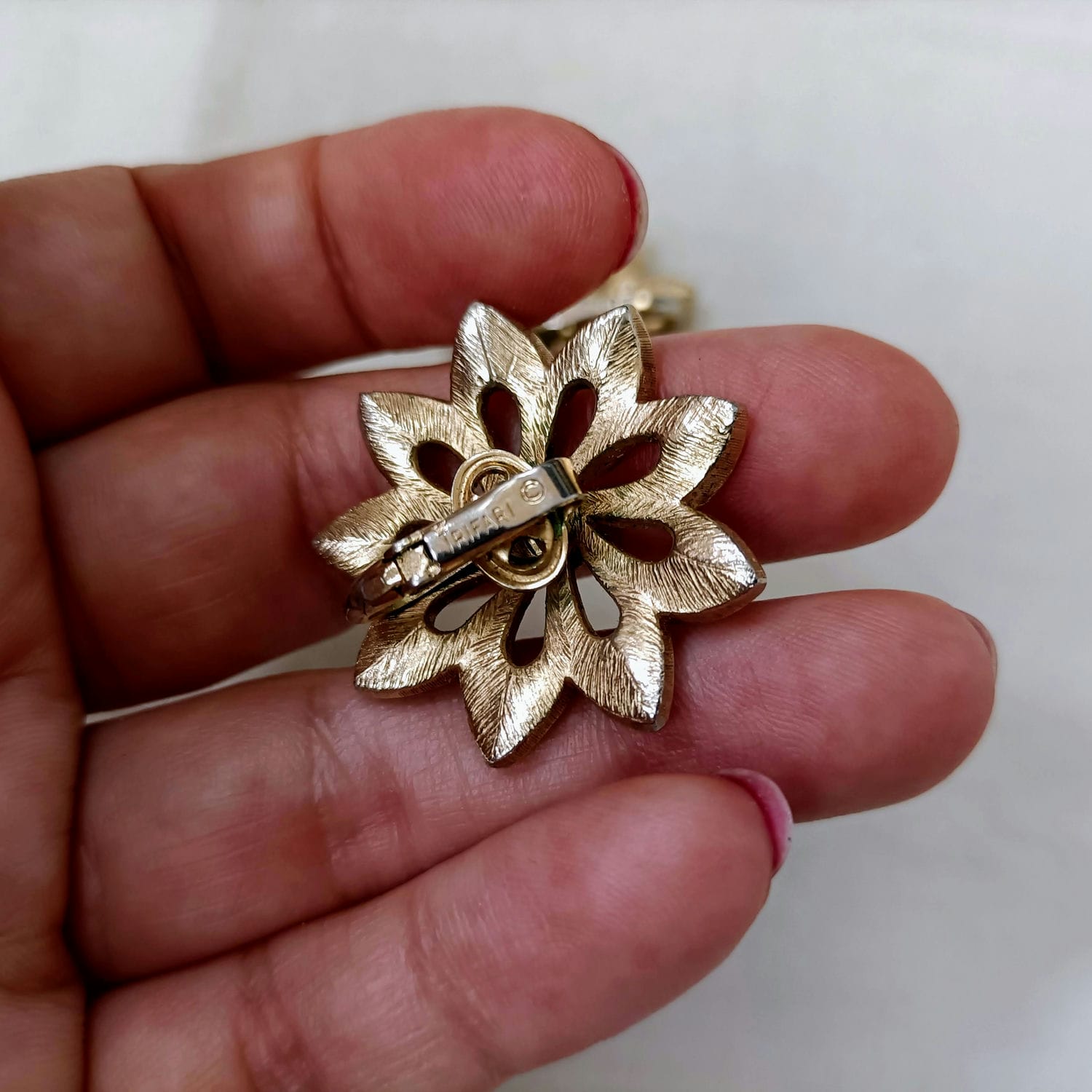Orecchini a forma di fiore Trifari anni 50 - immagine 3