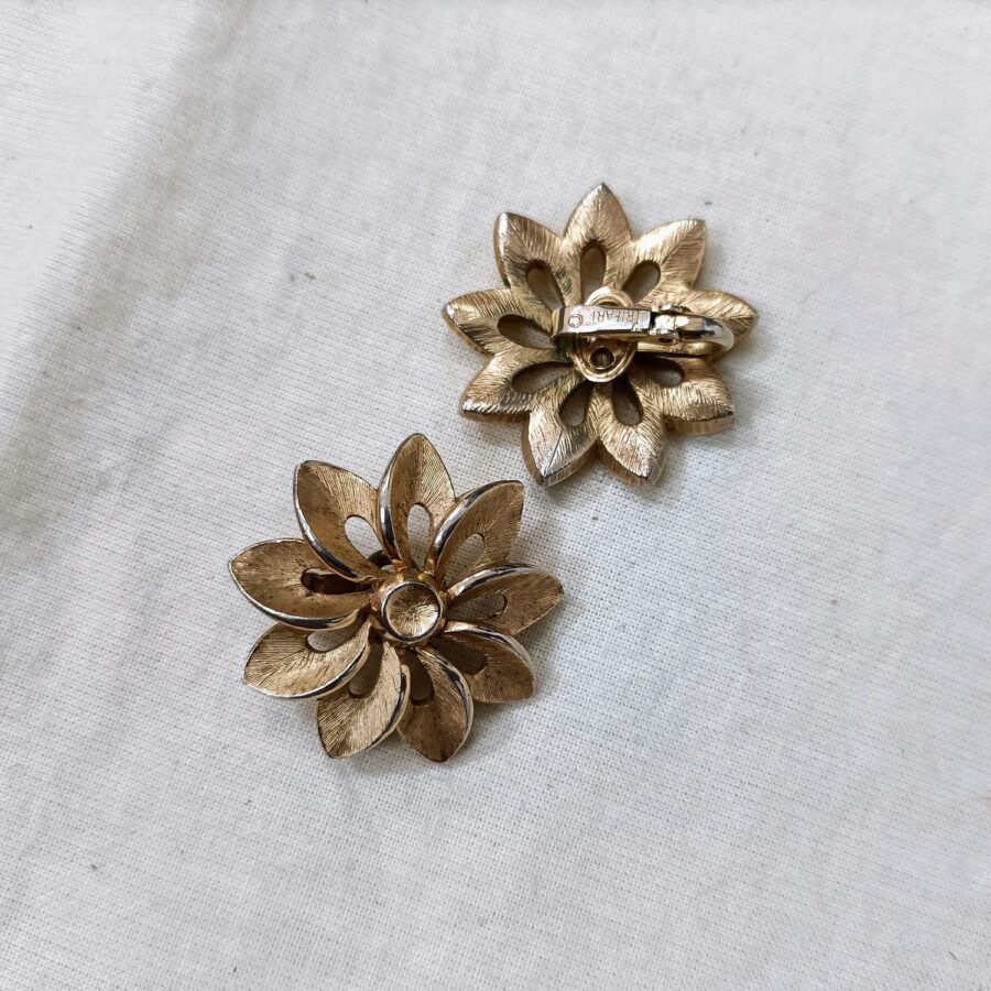 Orecchini a forma di fiore Trifari anni 50 - immagine 2
