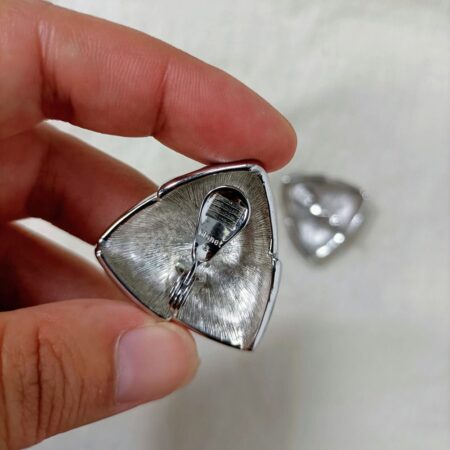 Orecchini triangolari grigi Monet