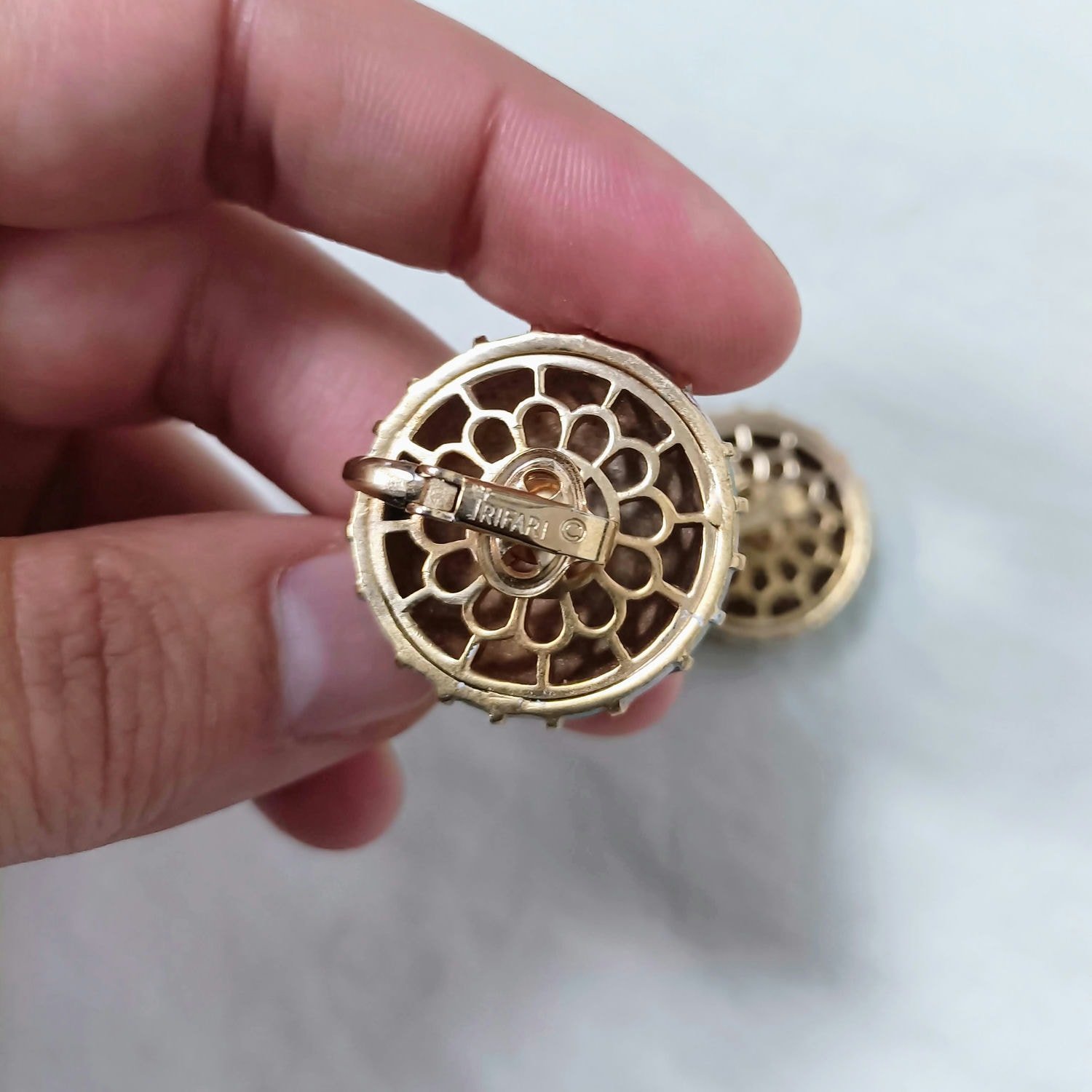 Orecchini Trifari smaltati - immagine 2