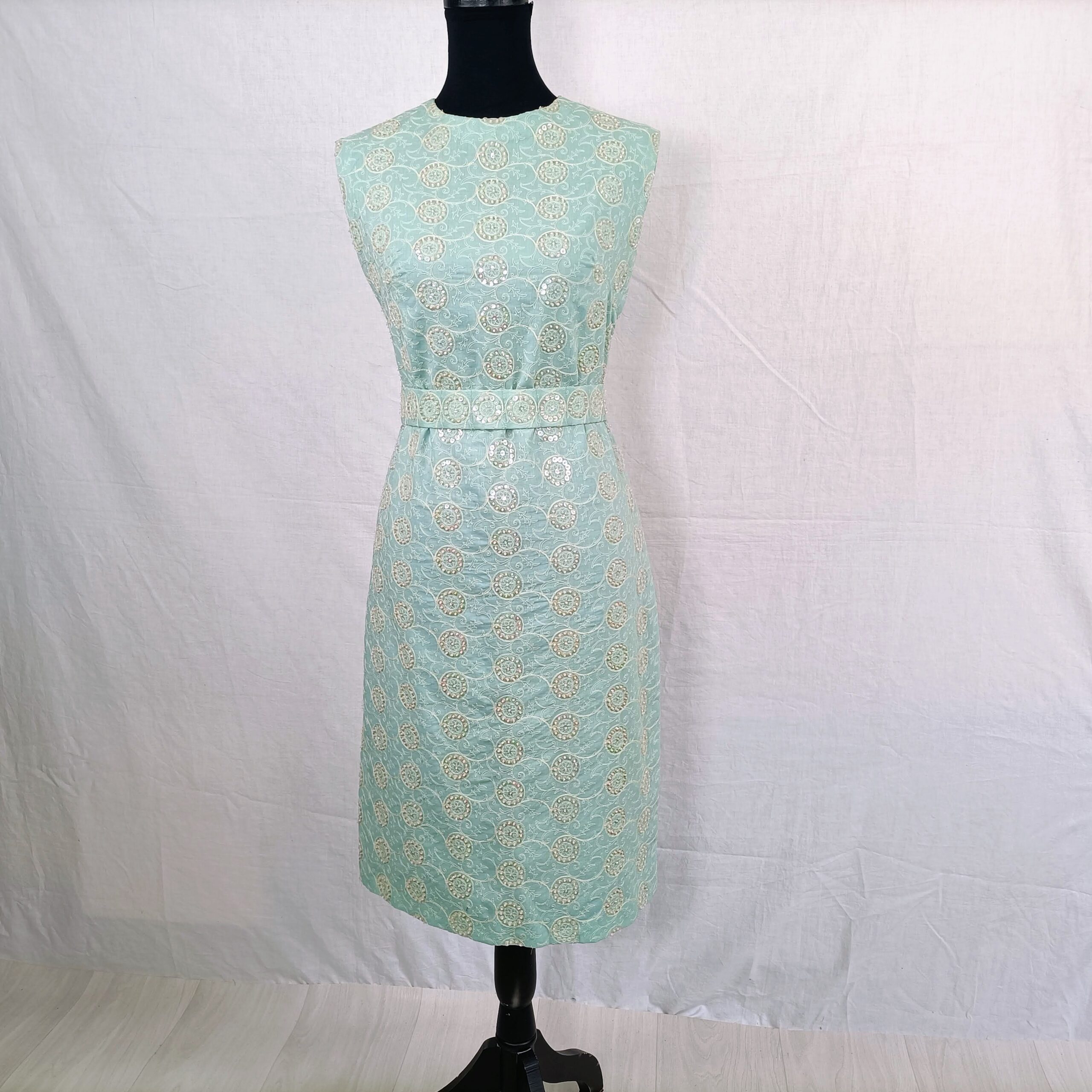 Vestito azzurro ricamato con cintura