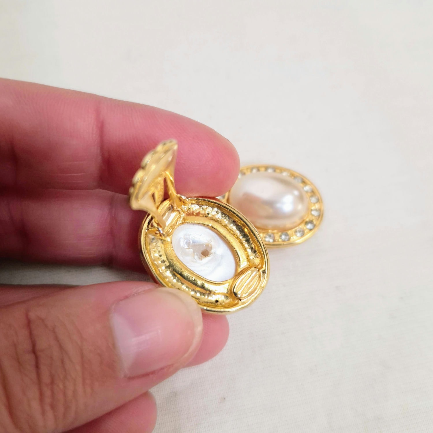 Orecchini ovali vintage con perla e strass - immagine 3