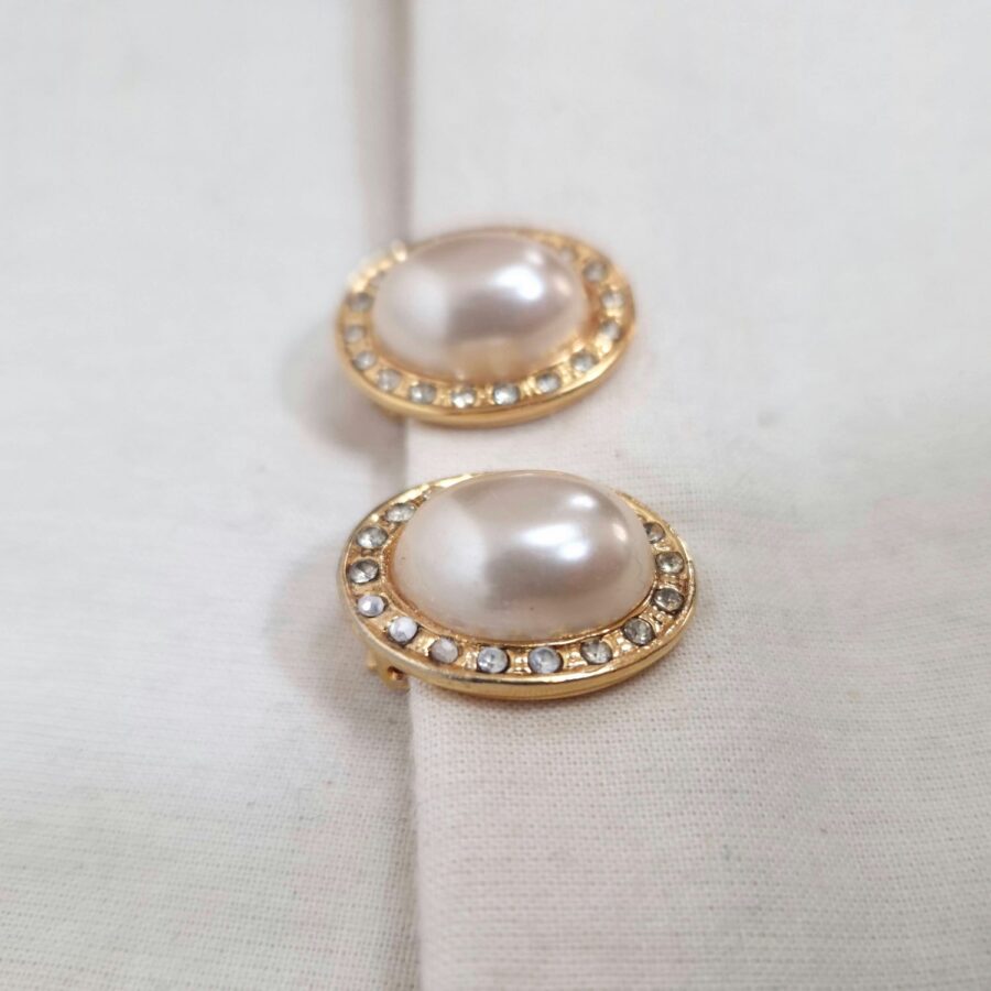 Orecchini ovali vintage con perla e strass - immagine 5
