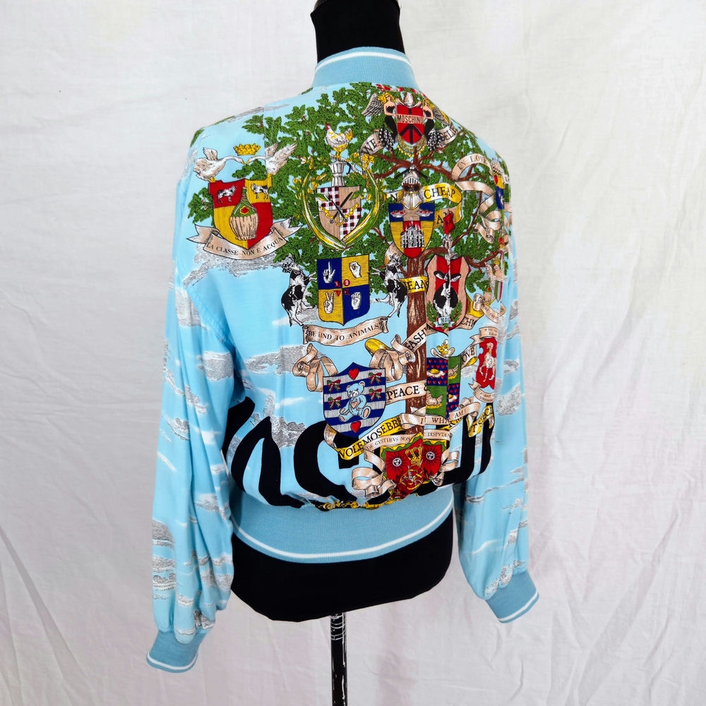 Bomber Moschino con iconica stampa nuvole