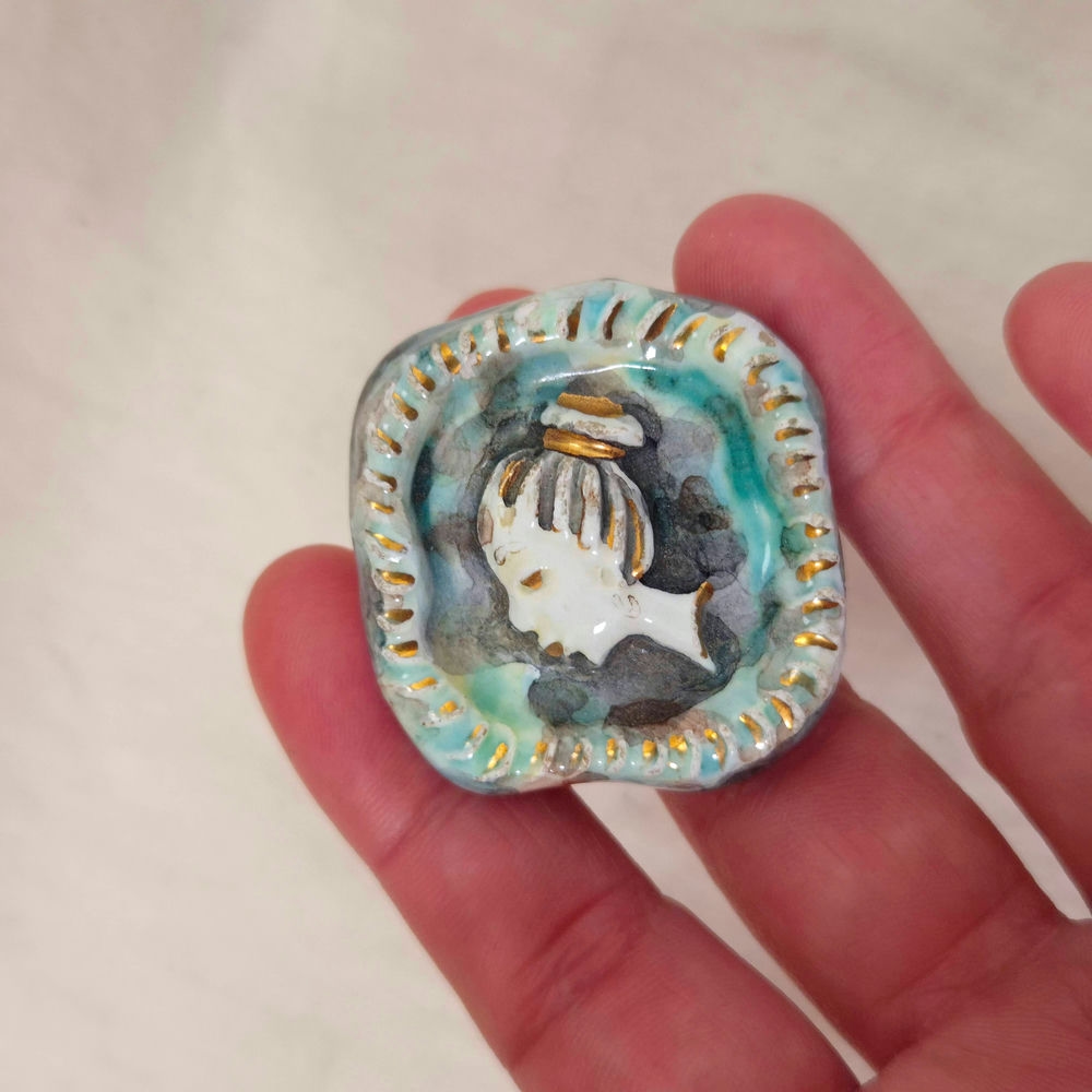 Spilla cammeo in ceramica smaltata vintage anni '90