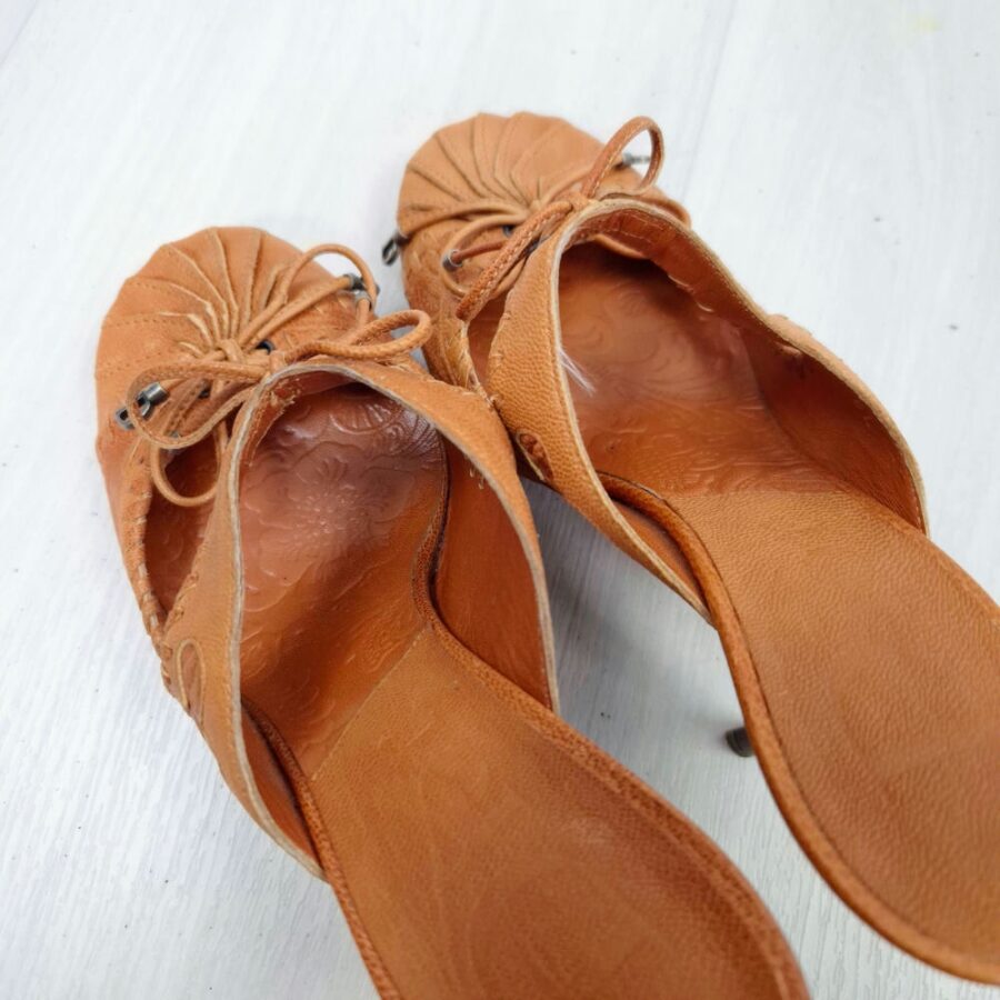 mules color cammello