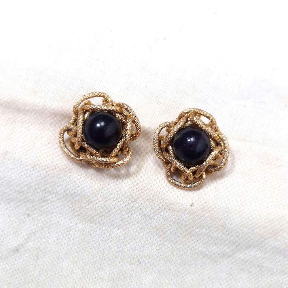 Orecchini neri a intreccio