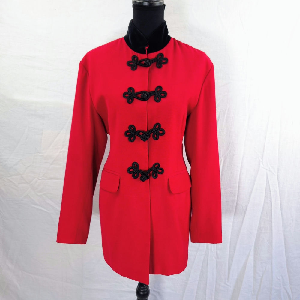 Giacca rossa con alamari