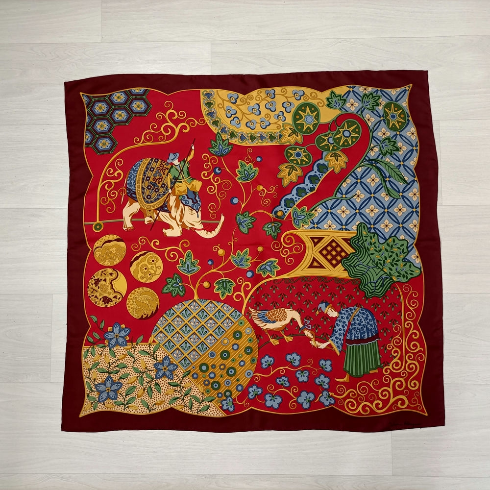 Ferragamo foulard in seta di ispirazione orientale