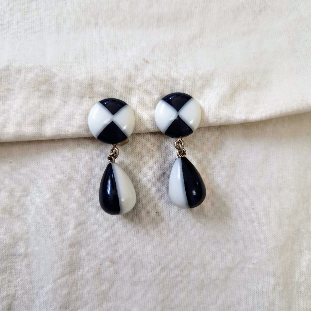Orecchini bianchi e neri
