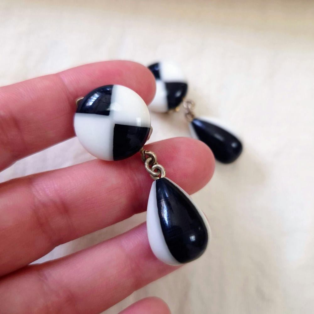Orecchini bianchi e neri vintage 1960s