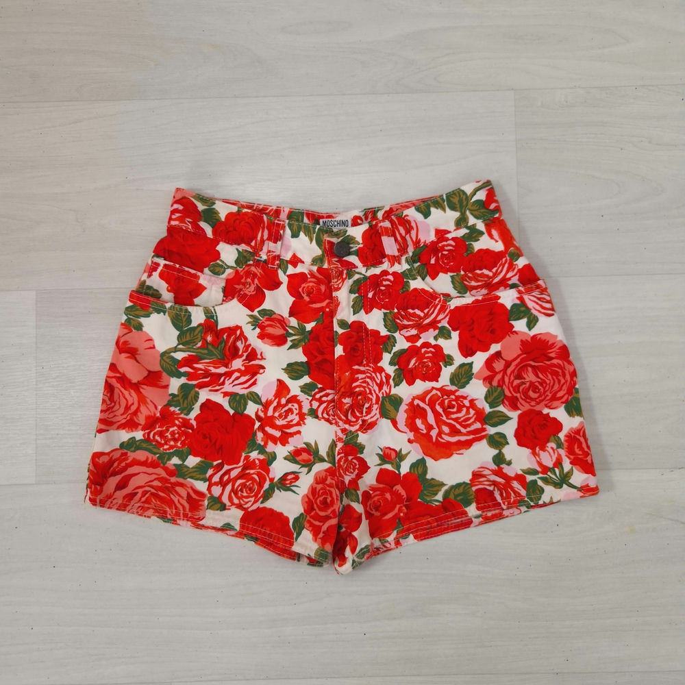pantaloni corti con rose