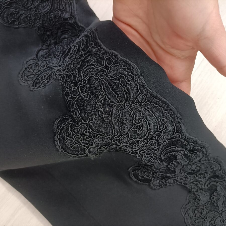 Pantaloni in pizzo nero Armani - immagine 2