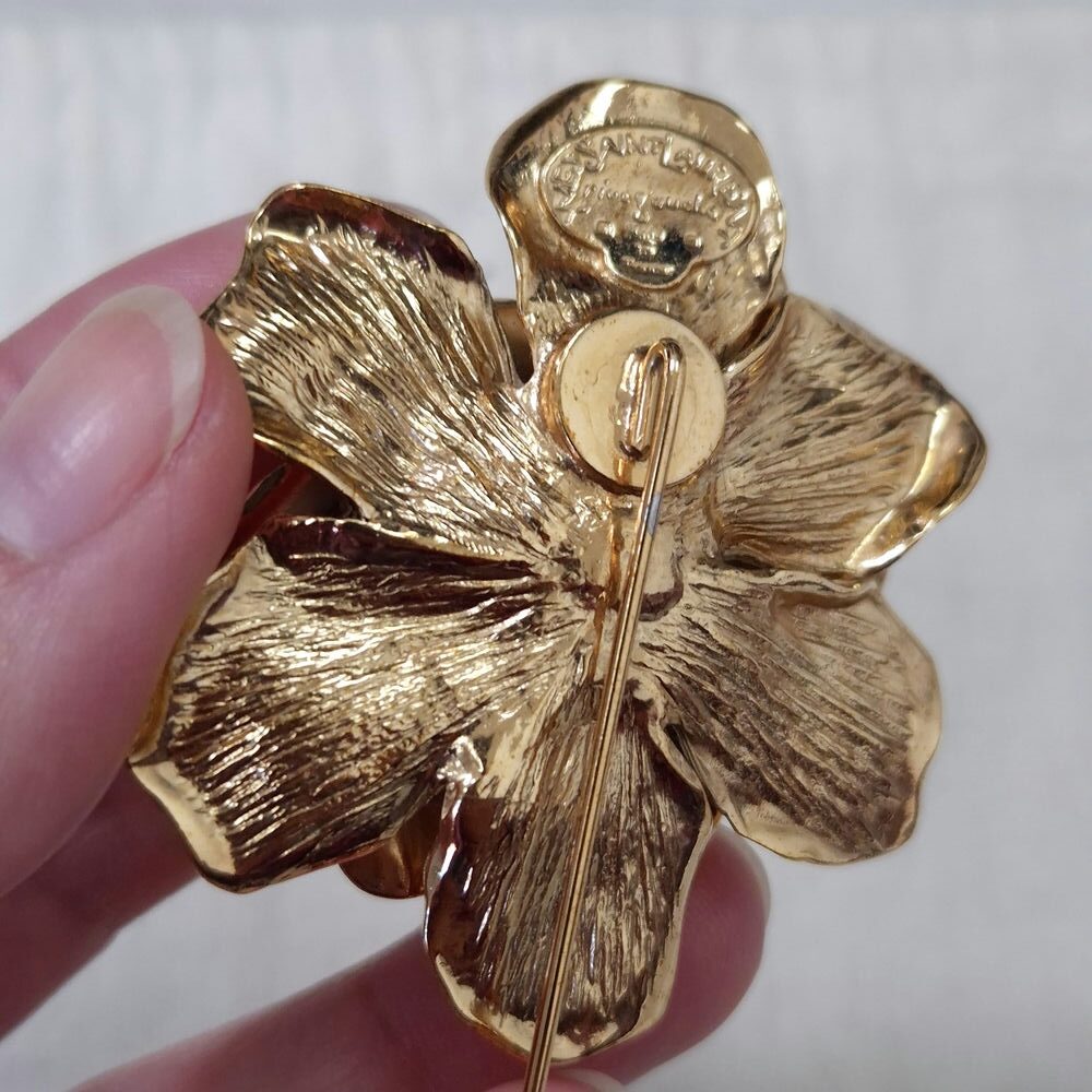 spilla a forma di fiore