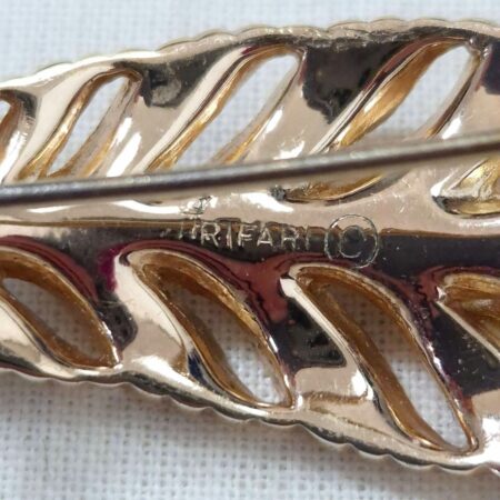 Spilla Trifari a forma di piuma